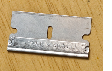 Razor blade for sharpening a drawing pencil